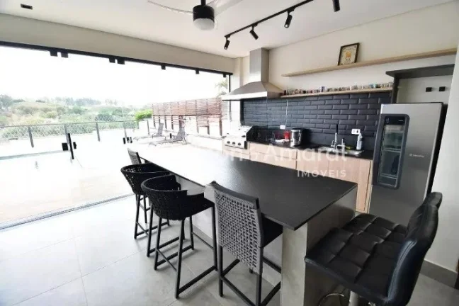 Imagem Esta elegante residência, construída há apenas 2 anos, está situada em um terreno de 450m² e po...