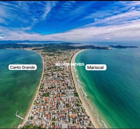 Imagem Casa Triplex perto do mar na praia de Canto Grande á venda em Bombinhas -SC