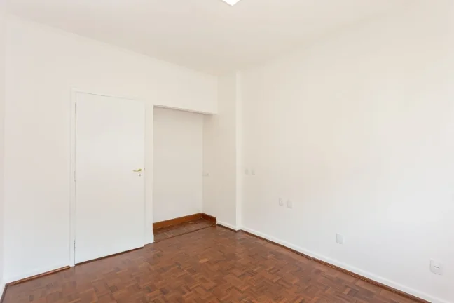 Imagem Apartamento 285M² Reformado, 4Q, 1 Suíte, Sala para 2 Ambientes, 2 Banheiros, 1 Vaga, Banheira, Piscina, Split.
