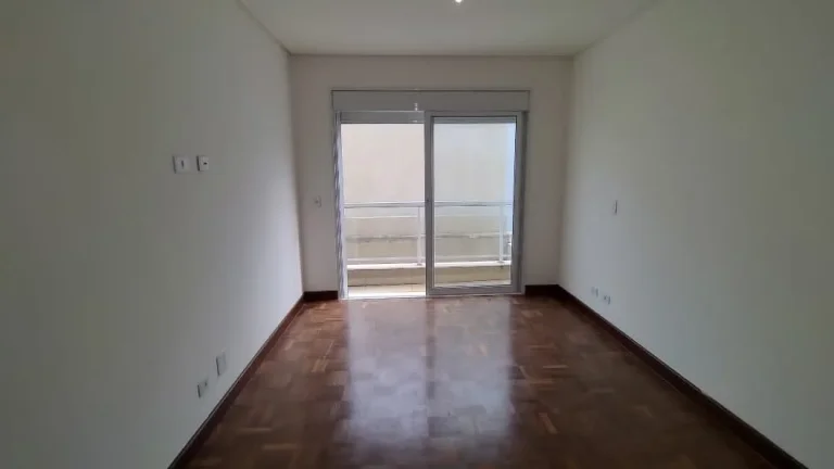 Imagem Casa Alphaville - 470 M², 4 Dorms, 4 Suítes, 2 Salas, 6 Vagas, Aquecimento Solar, Piscina, Terraço, Despensa, Área Gourmet, Depósito, Escritório.