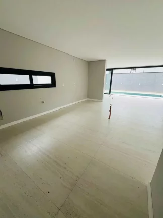 Imagem Casa alto padrão com 3 suítes sendo 1 master e 5 vagas - América | Joinville/SC