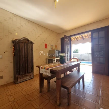 Imagem Encantadora casa em estilo colonial, do tipo sobrado, que une conforto, espaço e charme em cada det...