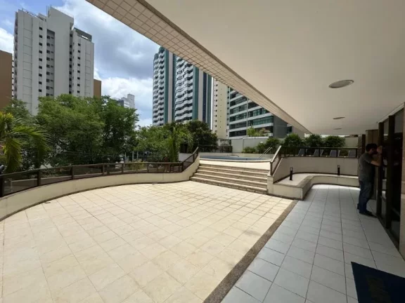 Imagem A 5ª Avenida Imóveis selecionou esse charmoso apartamento de 2/4 + dependências, atualmente revertido gabinete, podendo ser 3 Suites totais, 02 vagas