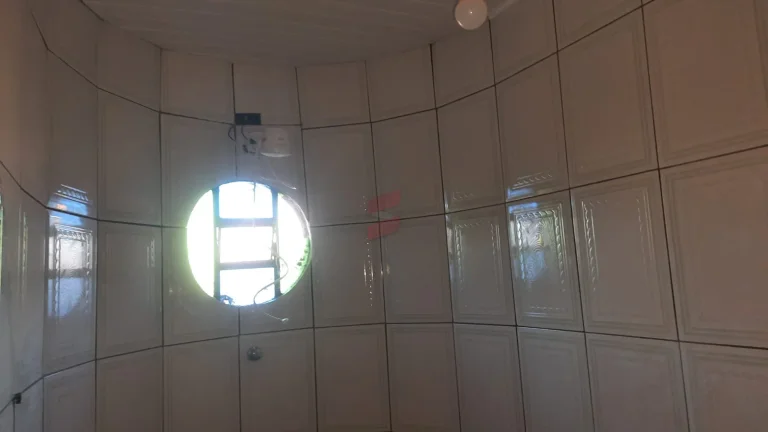 Imagem VENDO UMA BELÍSSIMA CASA EM PIRAQUARA
BAIRRO : JARDIM SANTA HELENATerreno com 560 metros quadrados sendo 14x40, área construída 144m2
A casa disponibiliza de: 
- 3 suites e mais 1 banheiro social
- Banheiros com box e revestimento de porcelanato
- Sala de