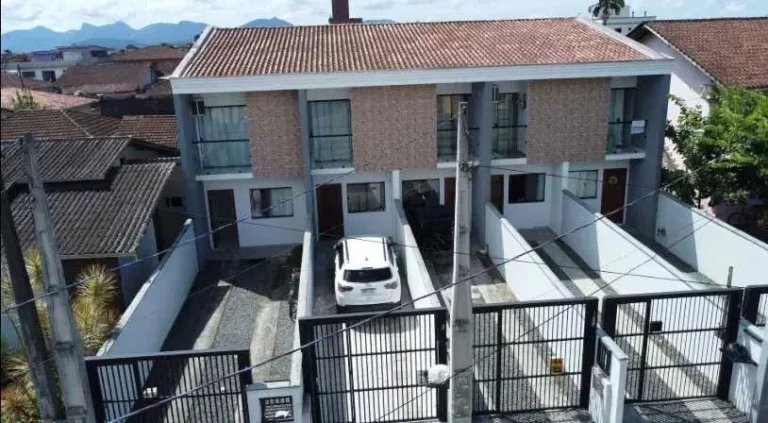 Imagem Sobrado Geminado mobiliado com 2 suítes e 2 vagas de garagem em Joinville