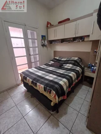 Imagem Imperdível! Casa à venda em Praia Grande-SP, bairro Tupi. 2 quartos, 1 sala, 2 banheiros, 1 vaga de garagem. Agende sua visita!