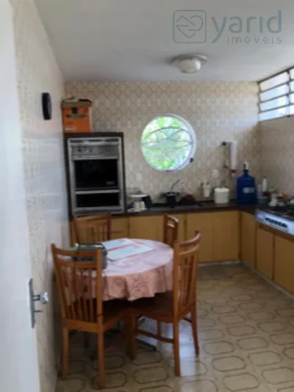 Imagem Imperdível casa à venda no Centro de Jundiaí-SP: 3 quartos, 1 suíte, 2 banheiros, 3 vagas de garagem e 228m² de área!