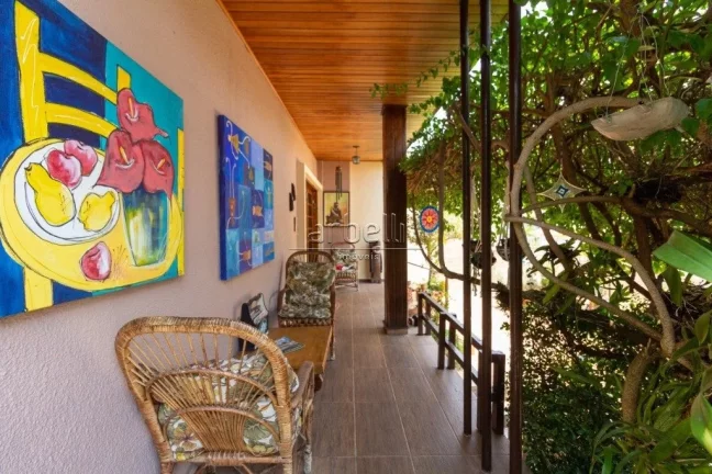 Imagem Casa com 460 metros quadrados de área total e 250 metros quadrados de área construída. Com 4 dorm...