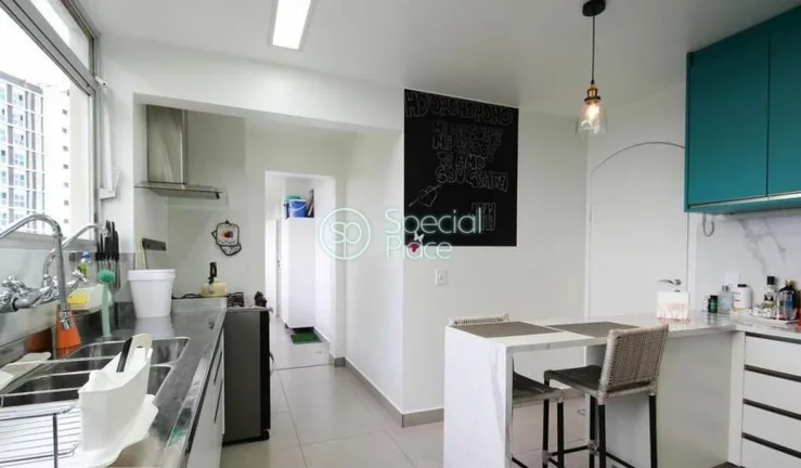 Imagem Amplo apartamento Ã  venda com 3 quartos, sendo 1 suÃ­te, e 3 banheiros no total. Este apartamento Ã...