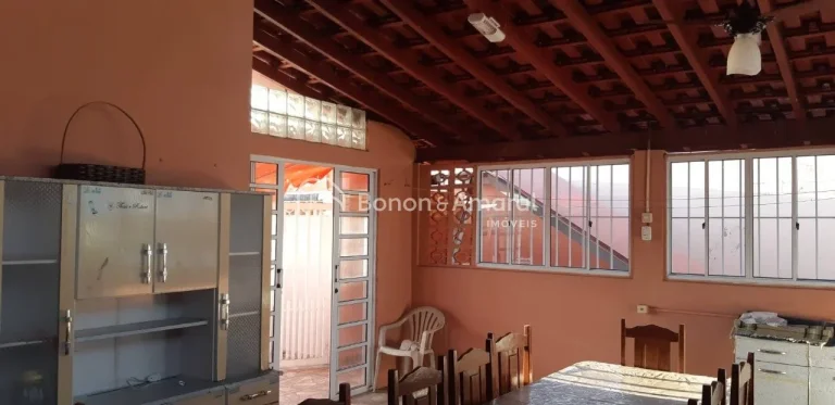 Imagem Sobrado com excelente estrutura e espaços bem distribuídos. No andar térreo, conta com uma sala a...