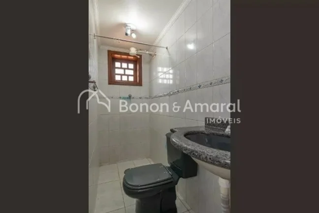 Imagem Sobrado construído em 3 níveis à venda em ótimo bairro de Campinas-SP. No pavimento térreo poss...