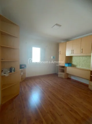 Imagem Casa com 3 Suítes confortáveis com armários embutidos e uma das suites tem banheira;
2 Salas de e...