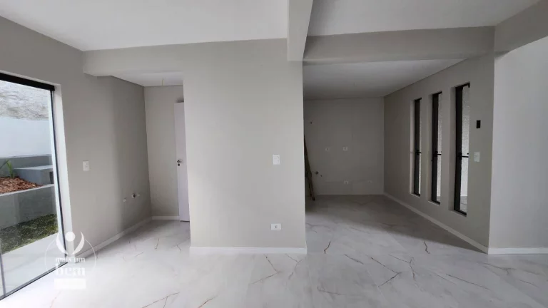 Imagem Maravilhoso sobrado com 3 quartos sendo 1 suíte com sacada, 2 vagas de garagem à venda - Tingui - Curitiba/PR