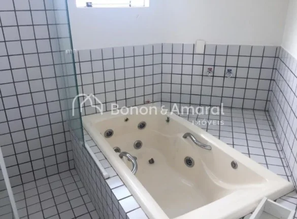 Imagem Descubra o equilíbrio perfeito entre conforto, lazer e segurança nessa linda casa de 180 m² const...