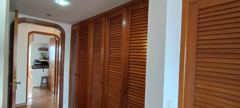 Imagem Cobertura 246M², 3Q, 3 Suítes, Sala bem ventilada, 4 Banheiros, 3 Vagas, Depósito, Churrasqueira, Piscina, Split, Salão de festas, Playground, Jardim.