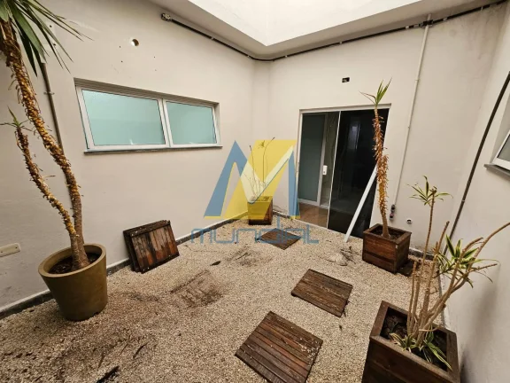 Prédio Comercial de 150m² com 3 Pavimentos, Elevador e Fachada Envidraçada - Projeto Aprovado para Salas Comerciais.