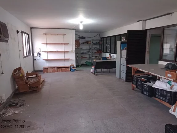 Imagem Galpão comercial com 2 mezaninos, cozinha e 3 banheiros. Localização estratégica em Peruíbe. Ideal para empresas. Agende sua visita!