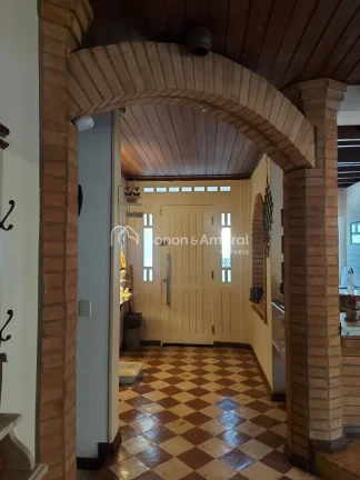 Imagem Este sobrado de 390m² de área construída, está bem dividido em 4 quartos, sendo 2 suítes com cl...