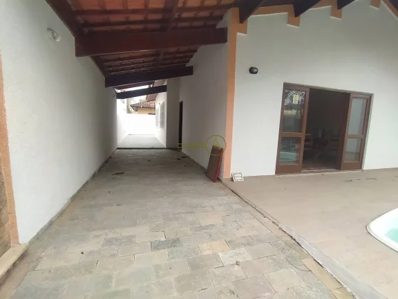 Imagem Casa 3 dorms, piscina a 300m da praia à venda em Peruíbe