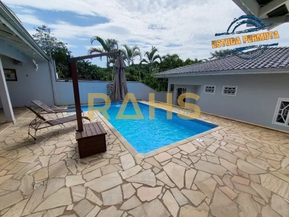 Casa Plana em rua calma no Costa e Silva, 468 m² de terreno e 270 m² de área construída. Excelen...