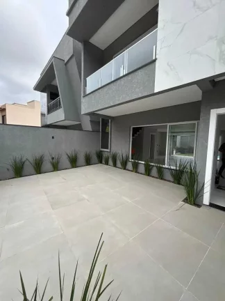 Imagem Sobrado com 3 dormitórios sendo 2 suítes e 1 master e 2 vagas de garagem, Camboriú/SC