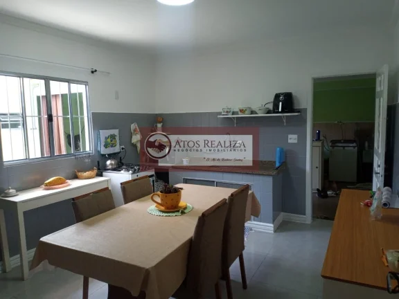 Imagem Oportunidade a venda no Bairro de Veleiros. Vendo excelente casa com Edícula em Veleiros, são 250m² de área, com 3 dormitórios, sendo 1 Suíte, sala, Cozinha, área de lavanderia, área de churrasqueira com banheiro, edícula com 2 cômodos e banheiro, maís um