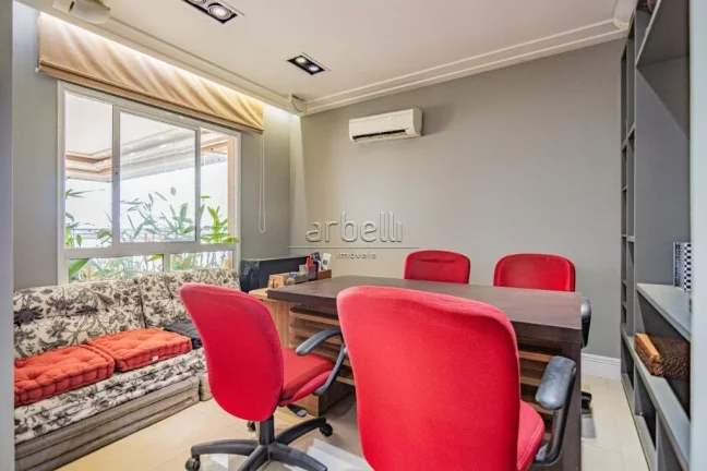 Imagem Apartamento com 206 M², 4 dormitórios sendo 3 suítes com varanda na suíte do casal, elevador soc...