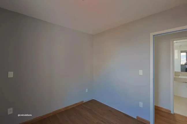 Imagem Imóvel aconchegante à venda com 4 quartos, sendo 1 suíte, e 2 banheiros no total. O condomínio f...