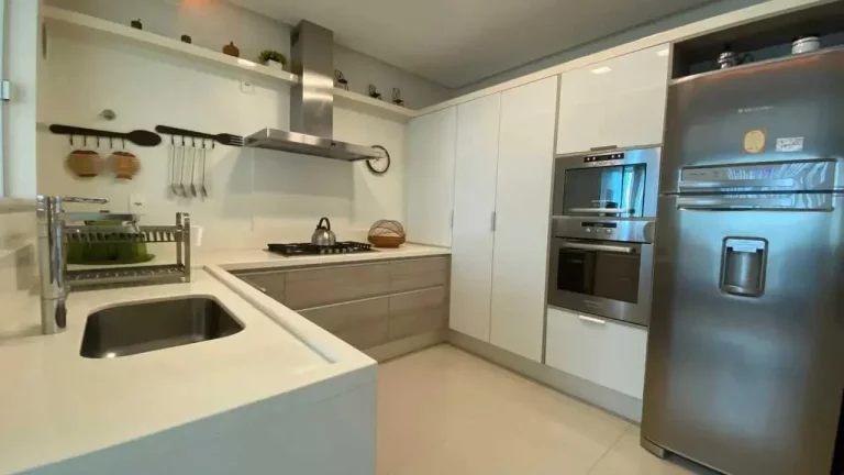 Imagem Apartamento vista mar mobiliado com 3 suítes e 3 vagas de garagem no Centro de Balneário Camboriú