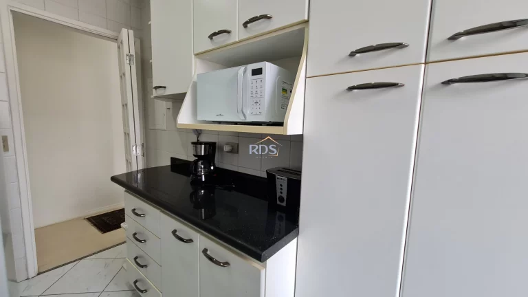 Imagem Vende um aconchegante apartamento de 51m², com dois dormitórios sendo uma suíte, uma vaga coberta