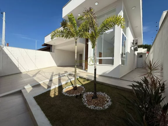 Imagem Casa térrea alto padrão com pé direito duplo, apenas 150 metros da praia