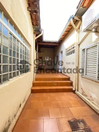 Imagem Casa grande com piscina e sustentabilidade.