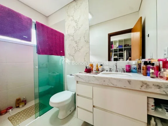 Imagem Esta residência no Condomínio Le Village reúne conforto, espaço e sofisticação em um projeto p...