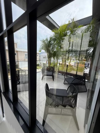 Imagem Casa mobiliada no Condomínio Caledônia com 2 suítes, 2 demi-suites e 4 vagas em Camboriú/SC
