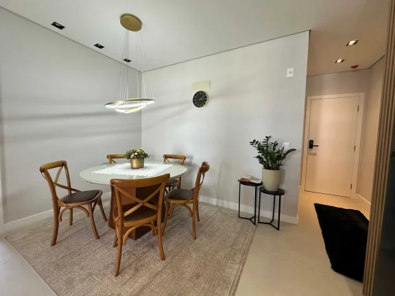 Imagem Apartamento mobiliado com 3 dormitórios sendo 1 suíte e 2 vagas de garagem em Itajaí