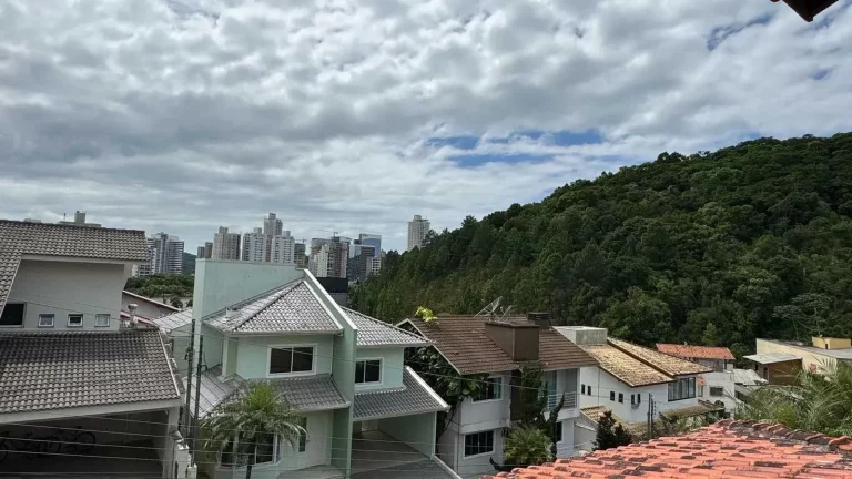 Imagem Casa com 2 lotes, 4 suítes e 2 vagas de garagem em condomínio Ariribá – Balneário Camboriú / SC