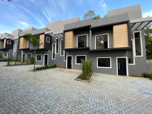 Casa a venda em Cotia, 3 dormitórios, 2 vagas e Solário SP.