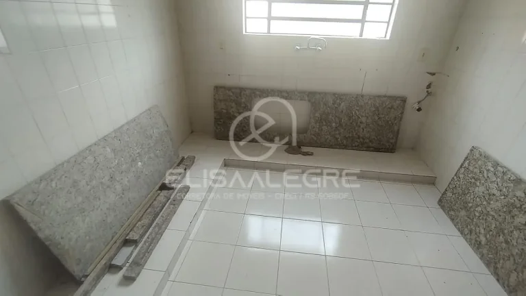 Imagem Sobrado + casa auxiliar em terreno de 1.864m² em Esteio