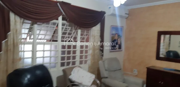 Imagem Sobrado com excelente estrutura e espaços bem distribuídos. No andar térreo, conta com uma sala a...