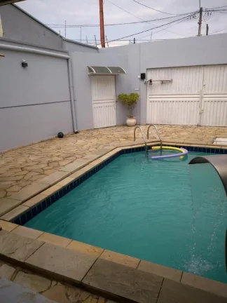 Imagem Sobrado com piscina aquecida, 02 dorm grandes com varanda sendo 01 suíte, área de serv. 02 wcs, 02...
