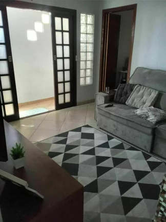 Imagem CASA TÉRREA, COM TRÊS DORMITÓRIOS SENDO UM COM SUITE MASTER E DUAS VAGAS COBERTA DE GARAGEM COBERTA.