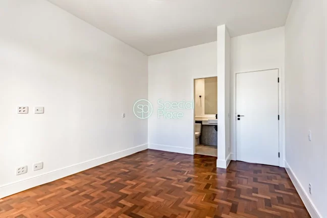 Imagem 1 Vaga de Garagem 1 Depósito no Subsolo 212 m² de área construída 3 suítes Lavabo Sala ampla pa...