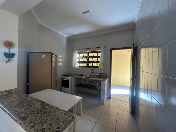 Imagem Casa à Venda – 3 Dormitórios com Suíte, Pertíssimo do Mar em Peruíbe