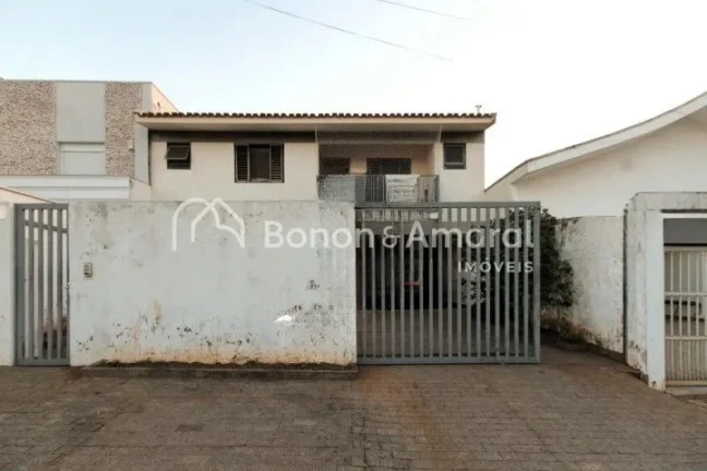 Imagem Imóvel amplo à venda com 4 quartos, sendo 3 suítes, e 5 banheiros no total. Este imóvel está be...