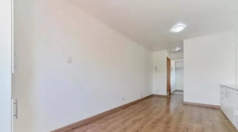 Imagem Kit a duas quadras do metr...ocirc; Santos/Imigrantes linha verde. Localizado na Rua Vergueiro, poss...