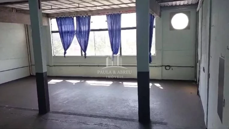Imagem Aluga-se Salão Comercial de 200m², Energia Trifásica, Acesso 17 degraus, Churrasqueira, Banheiros no Jardim Campo Verde, Mauá-SP