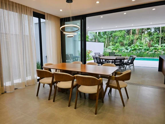 Imagem Casa de Luxo à Venda na Riviera de São Lourenço - Módulo 16: 5 Suítes, 3 Salas, 4 Vagas de Garagem e Piscina!