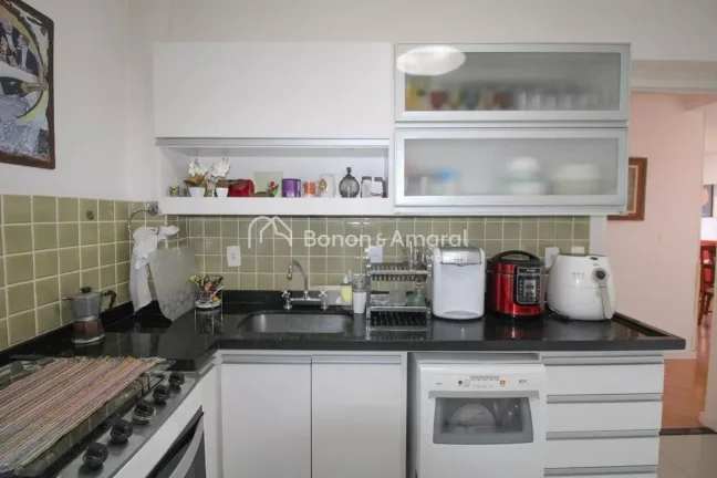 Imagem Imóvel amplo à venda no Cambuí, com 3 quartos e 2 banheiros. Apartamento reformado e muito bem lo...