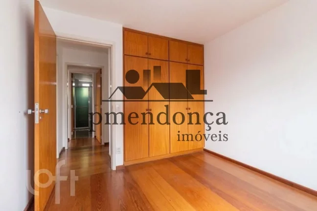 Imagem Lindo apartamento no último andar, com uma bela vista, planta espaçosa e muita luminosidade natura...