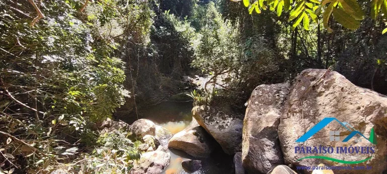 Imagem Invista em Tranquilidade: Terreno com Cachoeira e Vista Incrível!